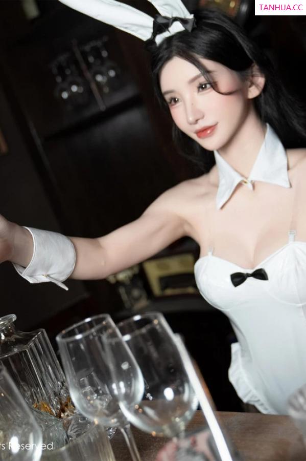 周于希dummy  [XiuRen]高清写真图 2024.03.29 No.8318 周于希Sally 性感兔女郎第16张图片